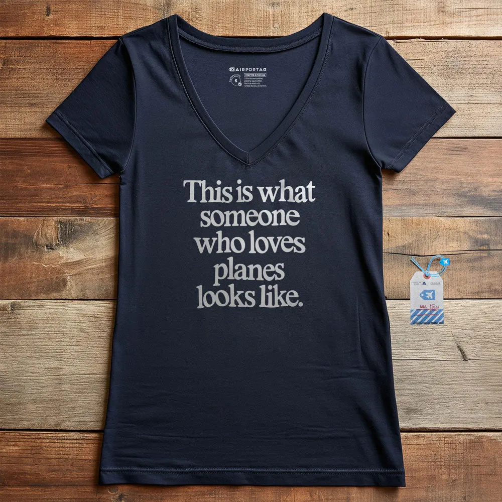 This is what someone who loves planes looks like - Women's V-Neck T-Shirt